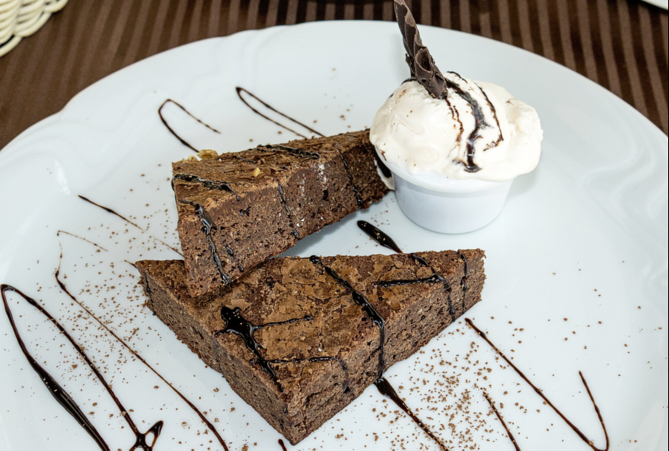 Шоколадный десерт "Брауни",  подается с мороженым